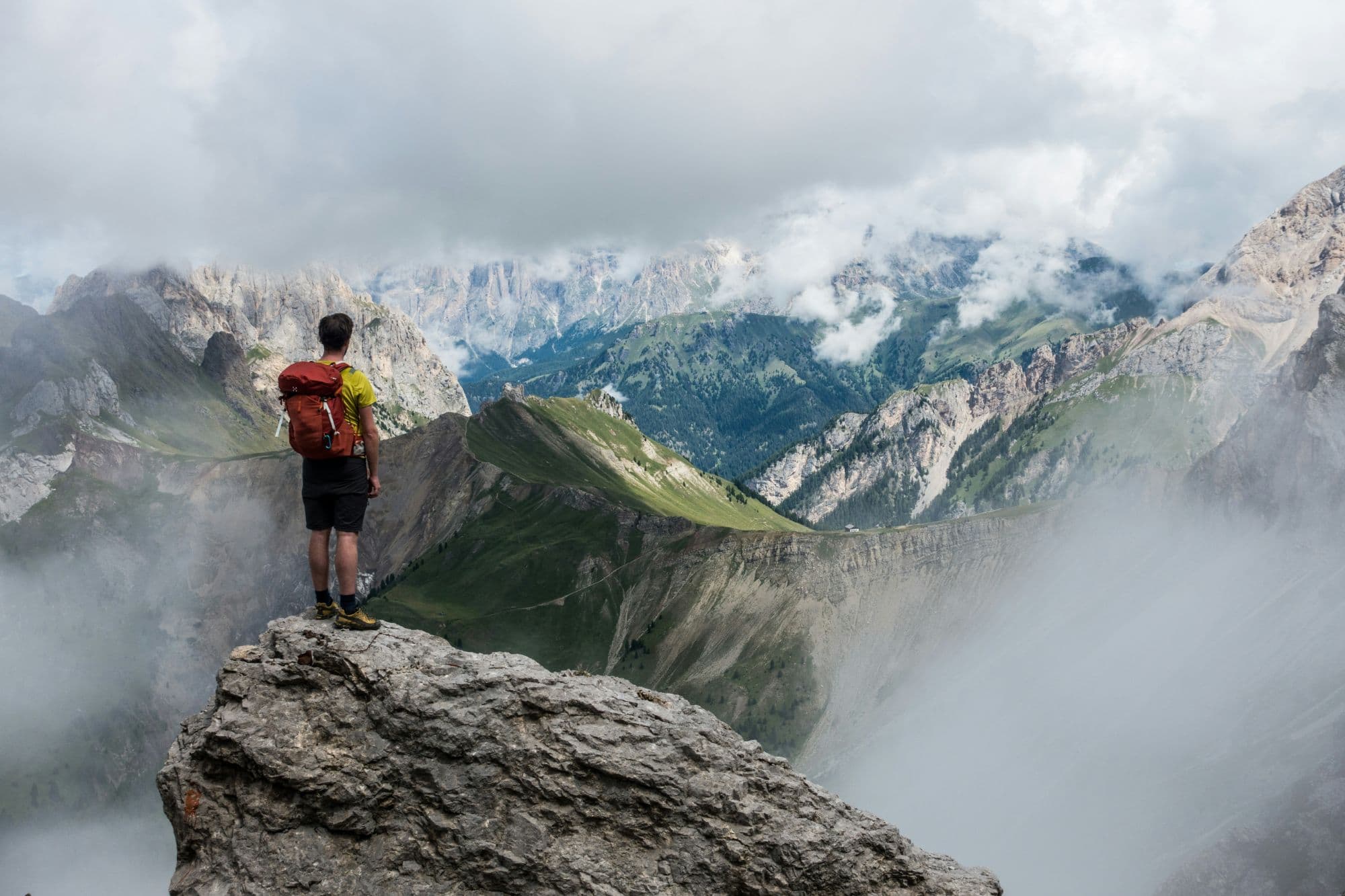 In cresta sopra le nuvole, Dolomiti